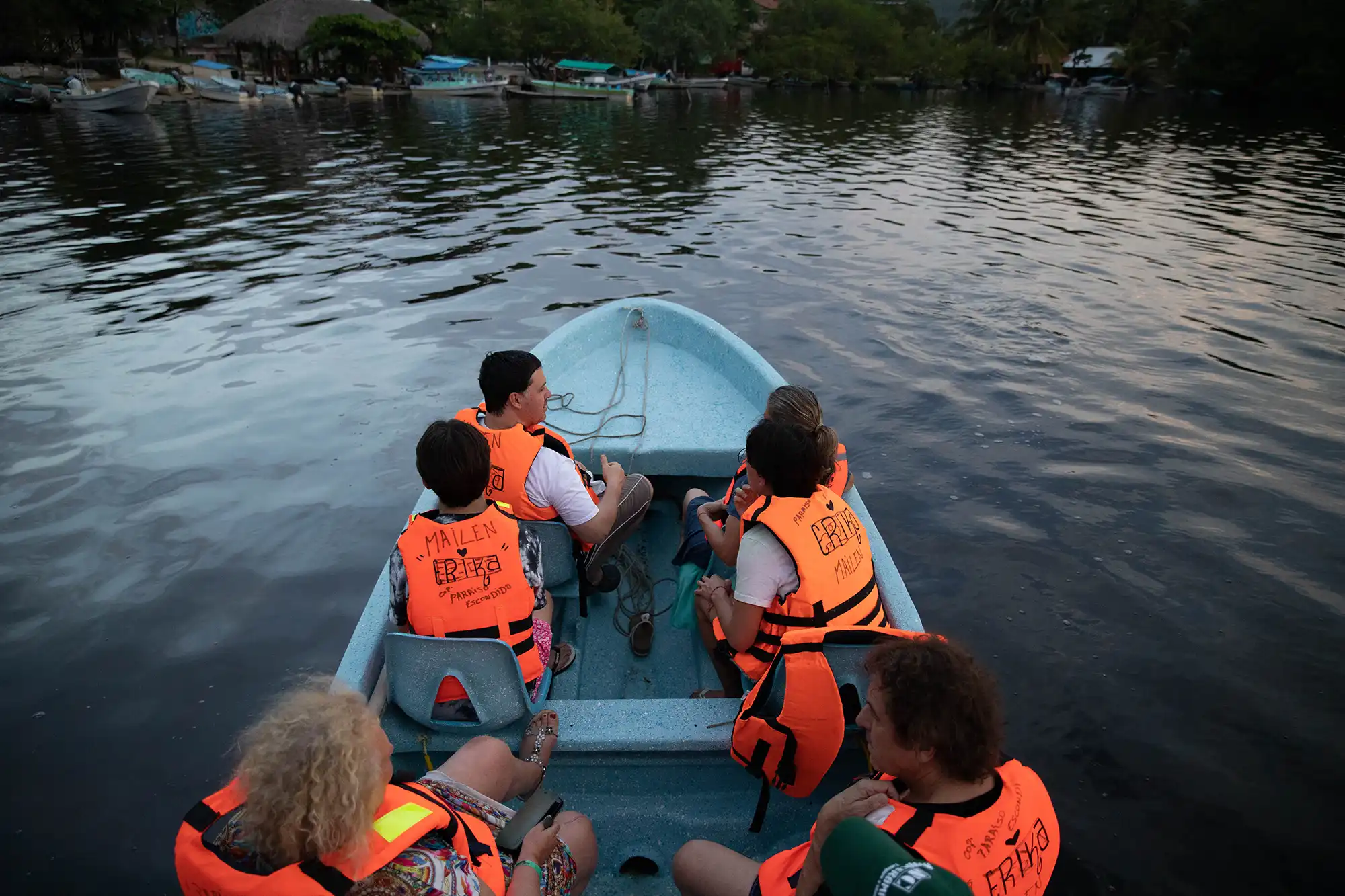 Bioluminiscencia en Puerto Escondido: guía completa para visitar la Laguna de Manialtepec 2 Estela luminosa en el agua durante un tour nocturno de bioluminiscencia en Manialtepec