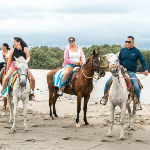 Paseo a caballo al atardecer